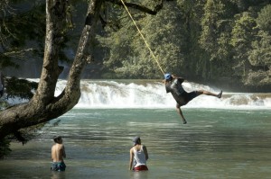 Premiers pas en canyoning pour un groupe de jeunes
