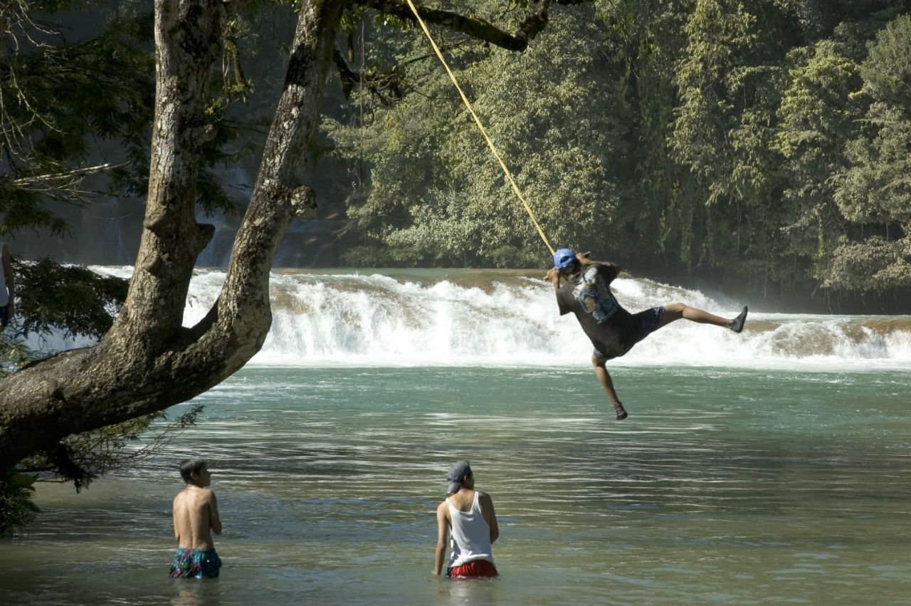 Premiers pas en canyoning pour un groupe de jeunes