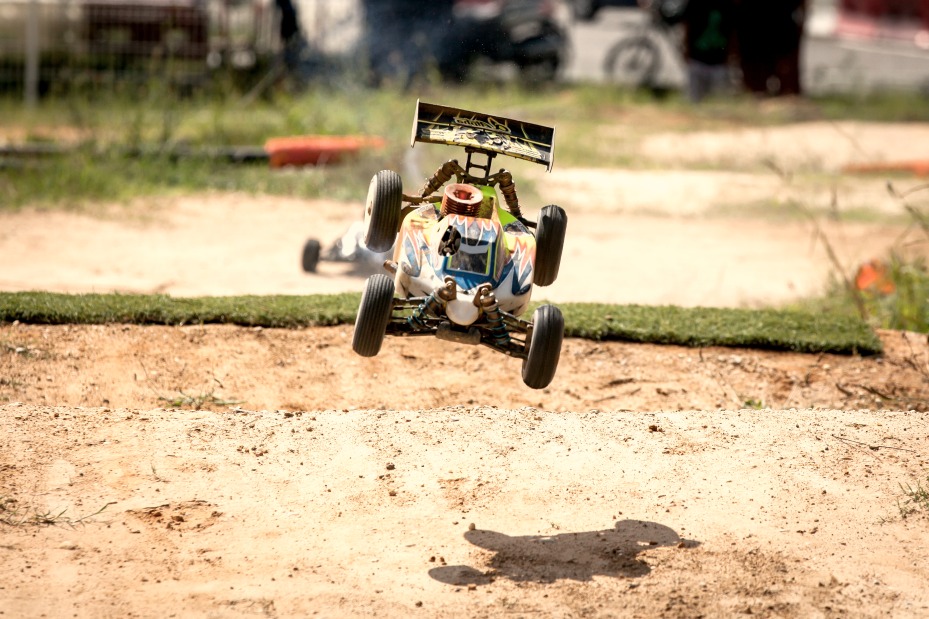 voiture-electrique-modele-reduit-tout-terrain