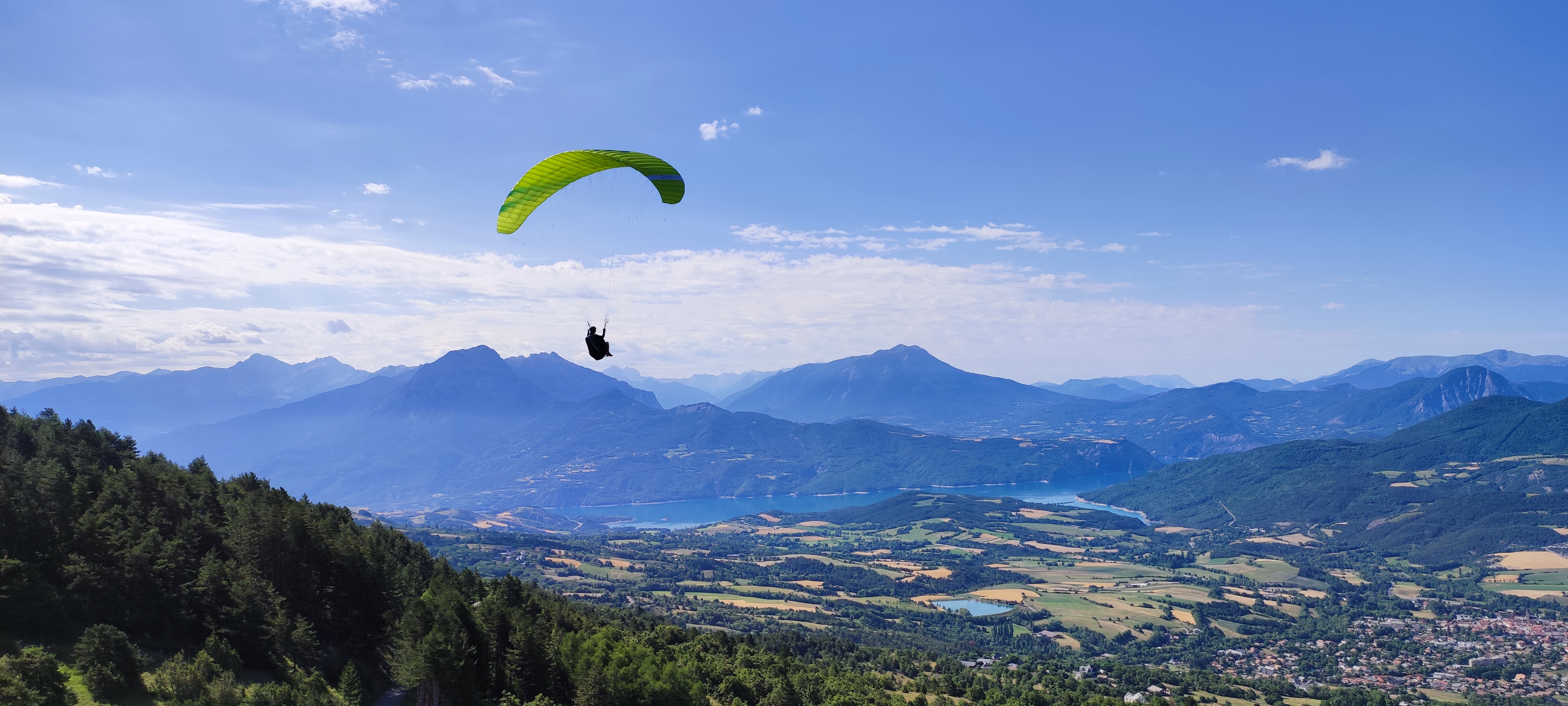 Vol en parapente au dessus du lac Serre-Ponçon