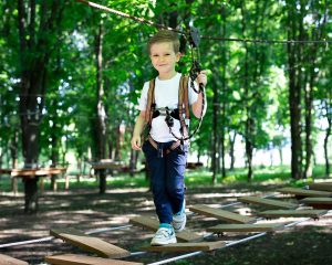 Enfant qui fait de l'accrobranche